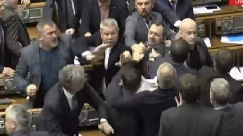 Жиын кезінде бір топ депутат төбелесіп қалды