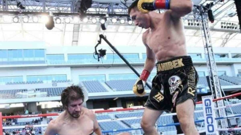 Жәнібек Әлімханұлы өзін Борат деп мазақтаған қарсыласын нокаутқа түсіріп, жеңіске жетті (видео)
Бұл Жәнібектің 7 жекпе-жектегі 7-жеңісі