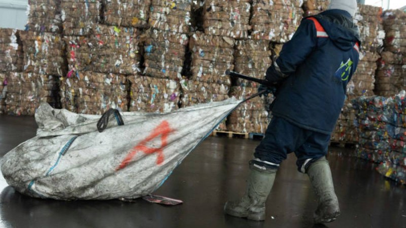 Қытай тұрғыны концертке бару үшін тонналаған қоқысты қопарып шықты