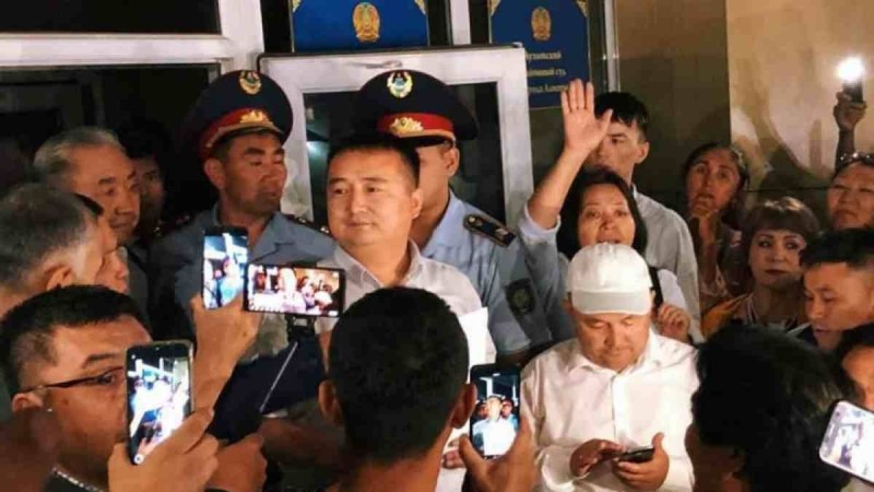 "Атажұрт" қозғалысының көшбасшысы Серікжан Біләш қамаудан босатылды
Сот оған айыппұл жазасын тағайындады