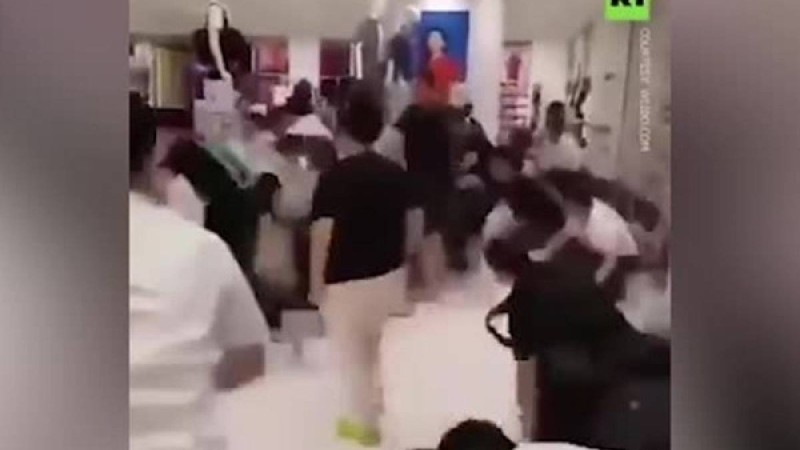 Видеошок: Киім үшін төбелескендер жұрт алдында күлкіге қалды