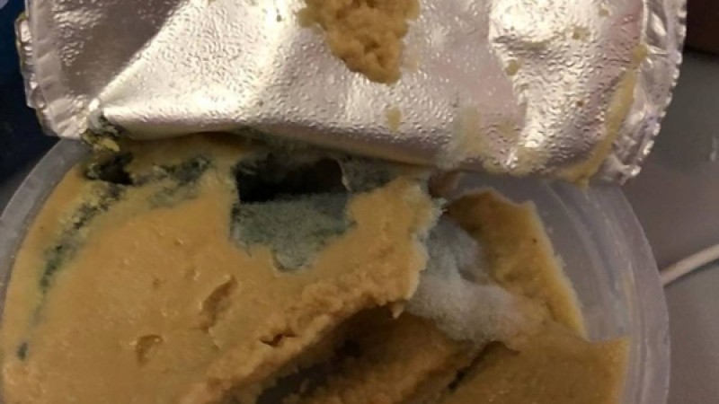 Ұшақ пассажирі көгерген тамаққа екі рет өтем ақы төлеген