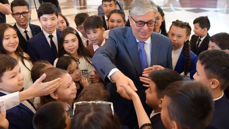 "Балалар суициді — баршамызға ортақ қасірет": Тоқаев ұрпақты оптимист етіп тәрбиелеуге шақырды
Мемлекет басшысы балалар мәселесіне қатысты үкіметке тапсырма берді