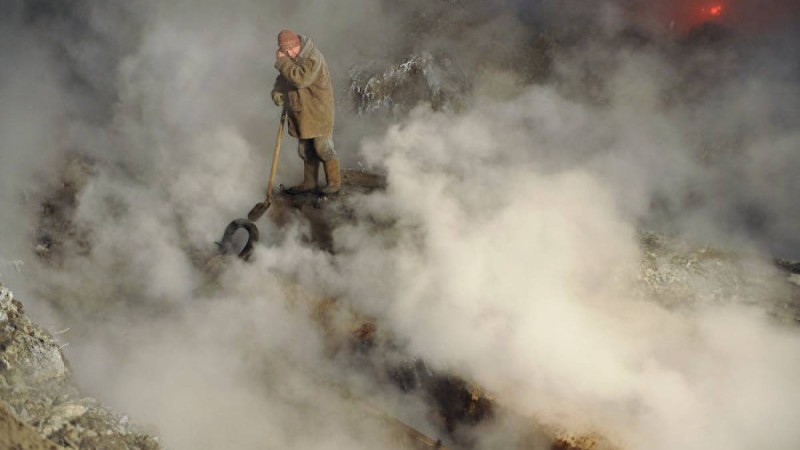 Алматының қақ ортасында жылу құбыры жарылды: зардап шеккендер бар