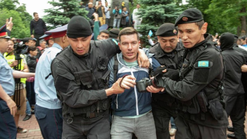 Екі қаладағы митингілер кезінде 9 журналист ұсталды