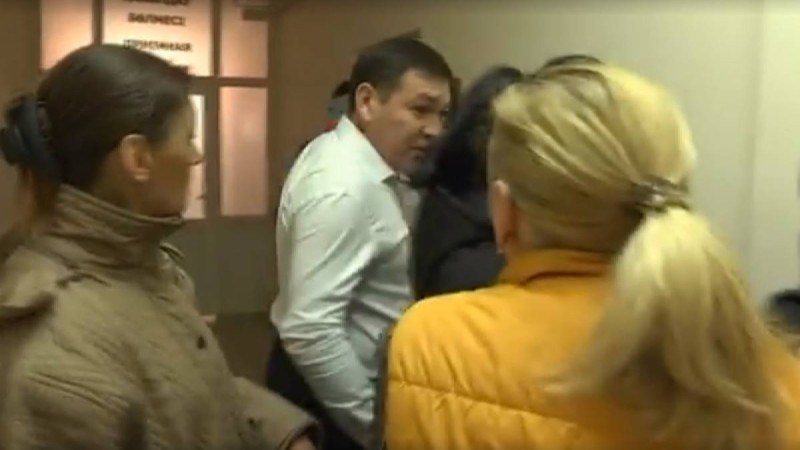 Емхана қызметкері сәбидің өлімінің себебін анықтамақ болған тілшілерге тап беріп, жұдырық ала жүгірді (видео) - Қазақстан жаңалықтары