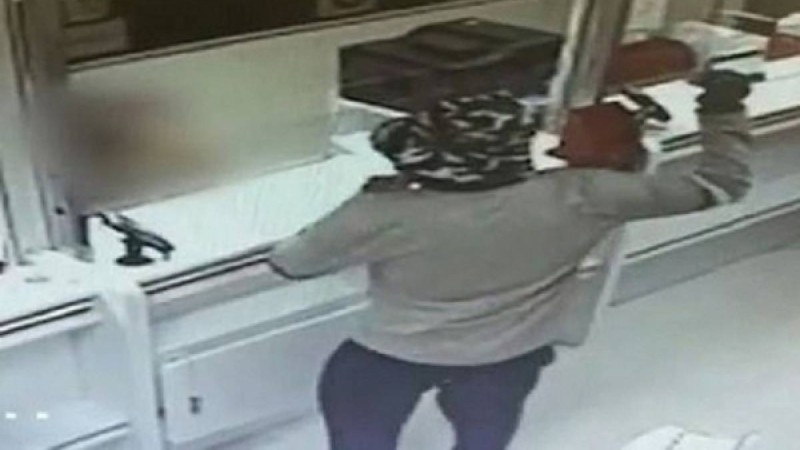 Көкеніспен қаруланған адам екі банкті тонаған