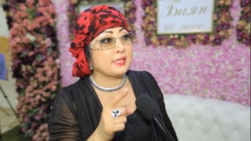 «Әнші қыздардың бірі алды»: Мақпал Жүнісова концертте алтын әшекейлерінің ұрланғанын айтты