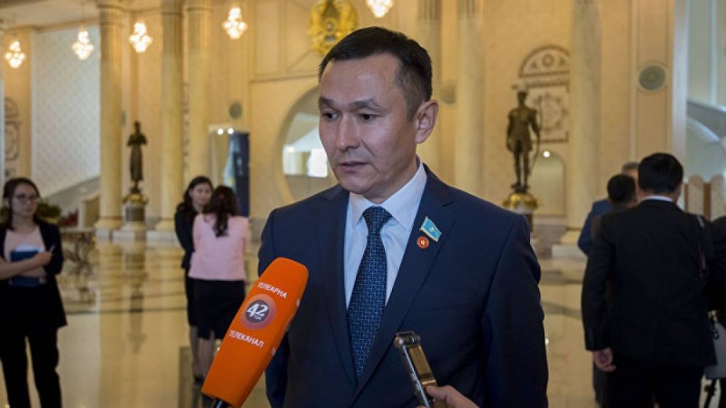 Қазақстан коммунистерінің көшбасшысы Айқын Қоңыровтың өмірбаяны