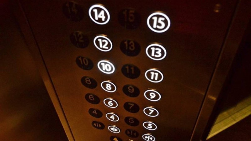 Нұр-Сұлтанда тәуір киінген қыз лифтіде дәрет сындырды – видео