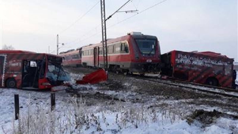 Автобус пен пойыз соқтығысып, 22 адам зардап шекті