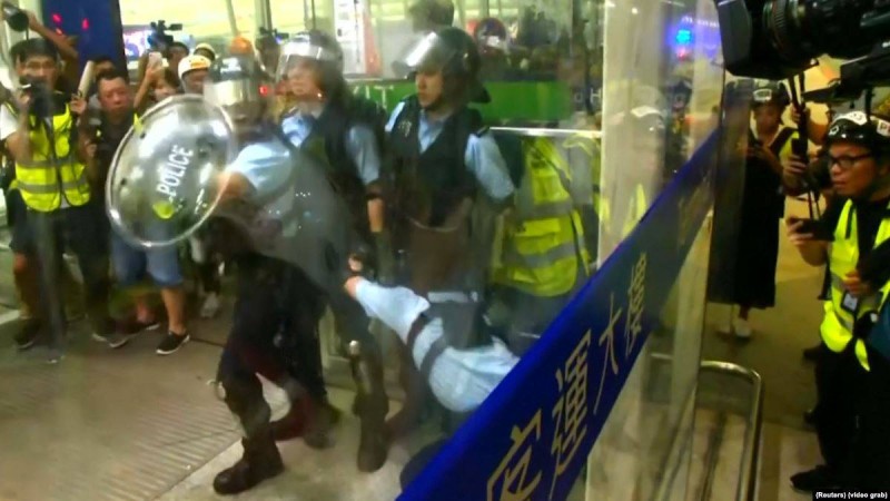 Қазақстандықтарды Гонконгтегі наразылықтан қашық жүруге шақырды