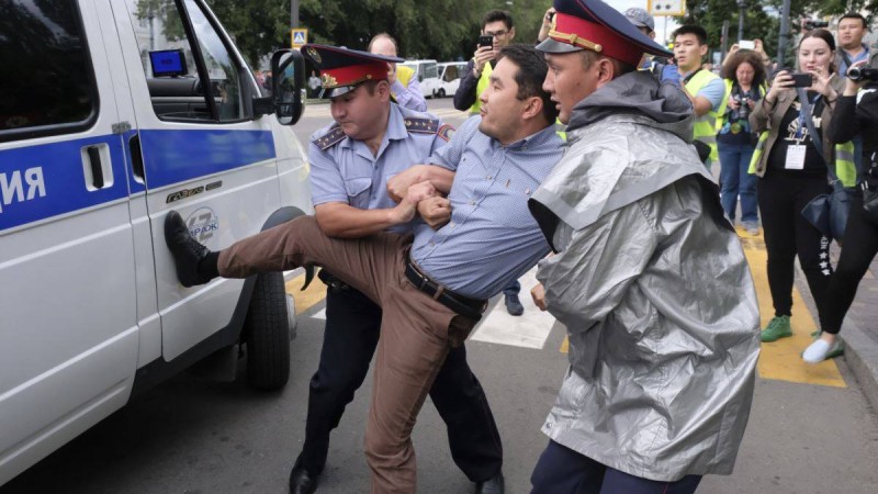 Алматы полициясы жүзден астам адамды ұстады