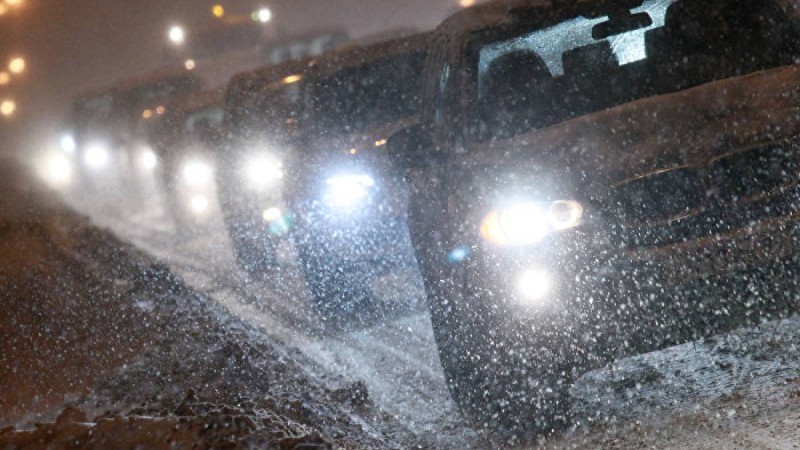 Қарлы боран соғып тұр: жолдар жабылып жатыр
