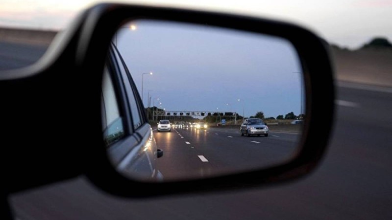 Әжей жол үстінде көлік жүргізушісін ұрып тастады – видео