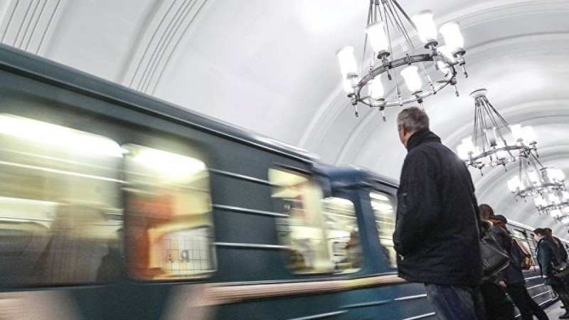 Есінен танып құлаған еркек әйелді рельске итеріп жіберді – қорқынышты видео