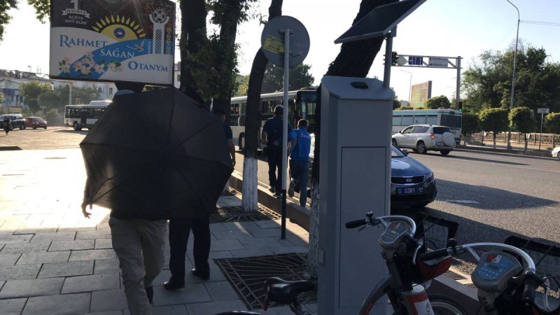 Шымкентте белгісіз адамдар Азаттық тілшісіне тағы да кедергі жасады