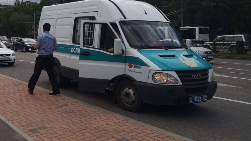 Алматылық белсенді "саяси тұтқындарды босату" талабымен пикет өткізді