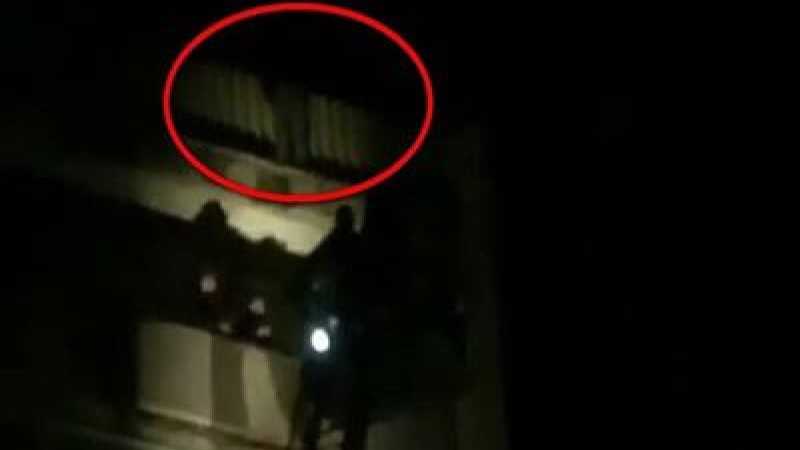 Ақтауда ер адам үйдің шатырынан секірмек болды