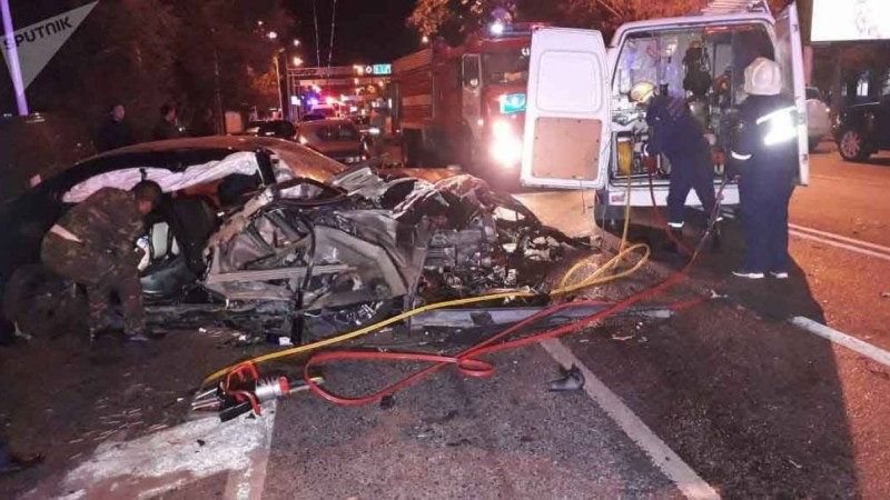 Алматыда 20 жастағы мас жүргізуші екі адамды қағып өлтірді
ЖКО-да соққының қатты болғаны сонша, бір көлік екіге айырылып кеткен