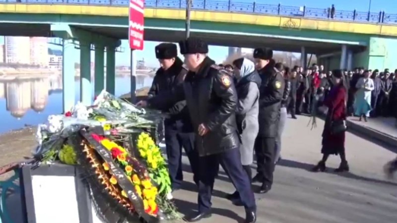 Атырауда ерлікпен көз жұмған полицейді соңғы сапарға шығарып салды (видео) - Қазақстан жаңалықтары