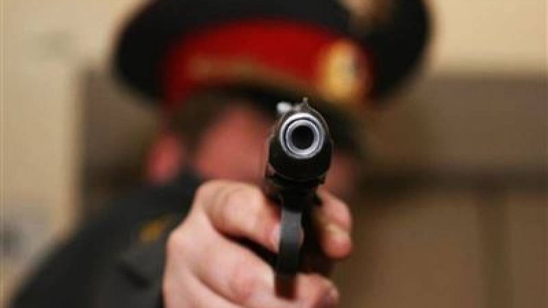 Тәртіп бұзушыны ұстамақ болған полицей өзін атып алды