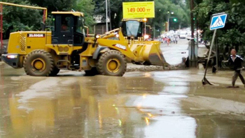 Алматыда сел жүрді: тұрғындар қауіпсіз жерге көшірілді