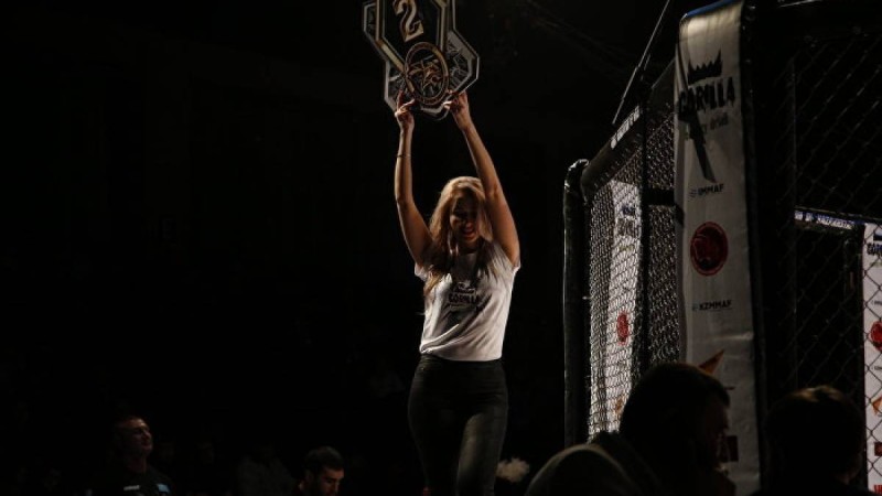 Беларустің сұлу спортшы қызы ММА жекпе-жегінде ауыр нокаутқа түсті – видео