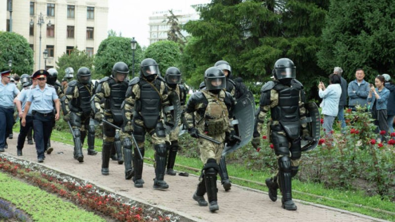 Ринат Зайытов, түндегі айғай-шу, құқықбұзушылықтар