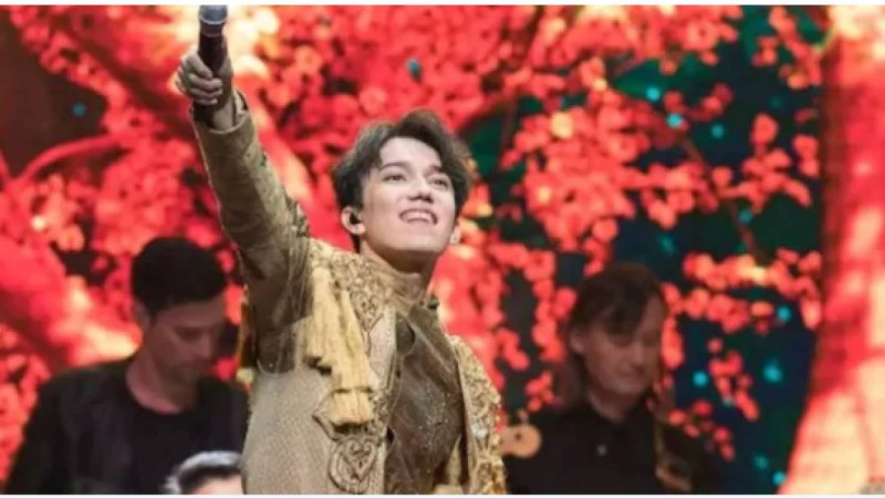 Мәскеу төрінде Назарбаевтың сөзіне жазылған әнді шырқаған Димаш желіні жарды (видео)