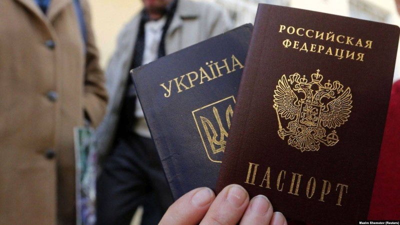 Зеленский "қысымға ұшыраған ресейліктерге" азаматтық беретін жарлыққа қол қойды