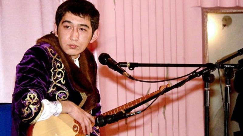 Алматыда ақын Ринат Зайытовты полиция ұстап әкетті