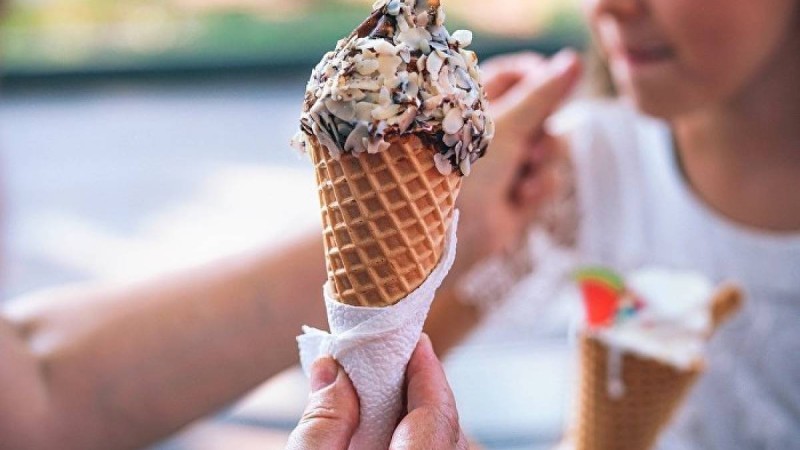 Дүкеннен балмұздақ алмақ болған қызды тоқ ұрды