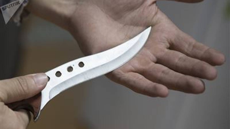 Террористер қыздардың бірінің басын кесіп, екіншісін бауыздап тастаған