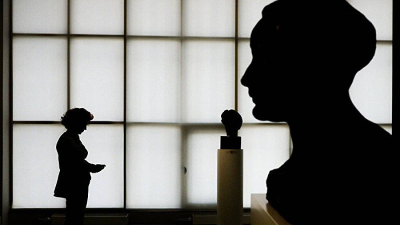 Ұры шамамен 8 млн теңгенің картинасын жарты минутта қолды етті