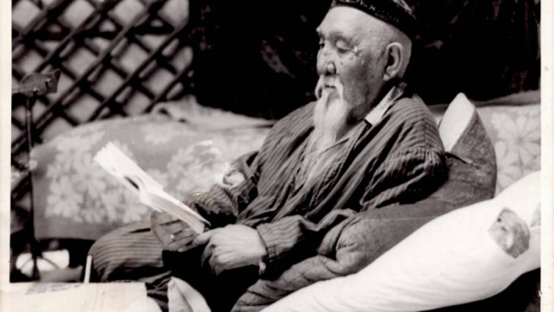 Өлең: Кенен Әзірбаев (Құдалар)