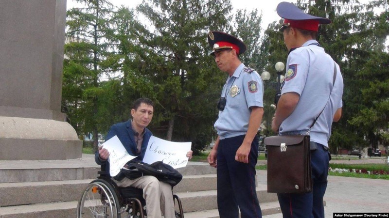 Орал тұрғыны саяси тұтқындарды босатуды талап етіп, акция өткізді