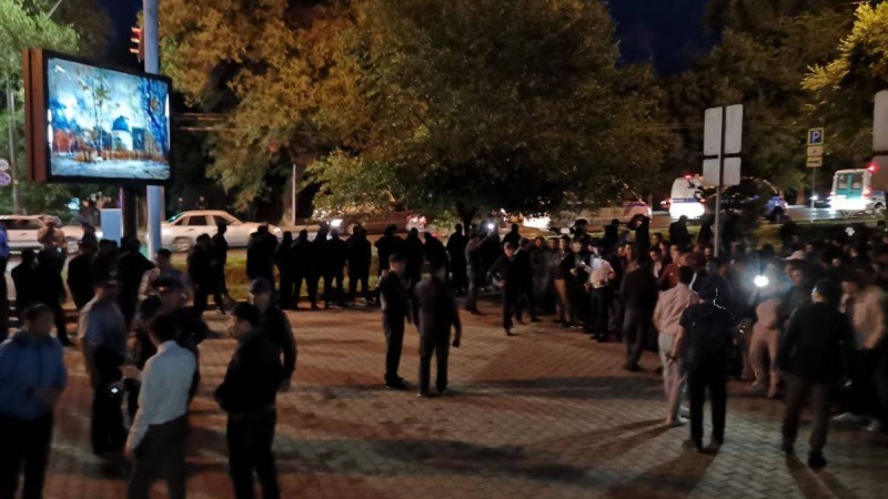 Жүздеген адам ақын Ринат Зайытовты босатуды талап етті