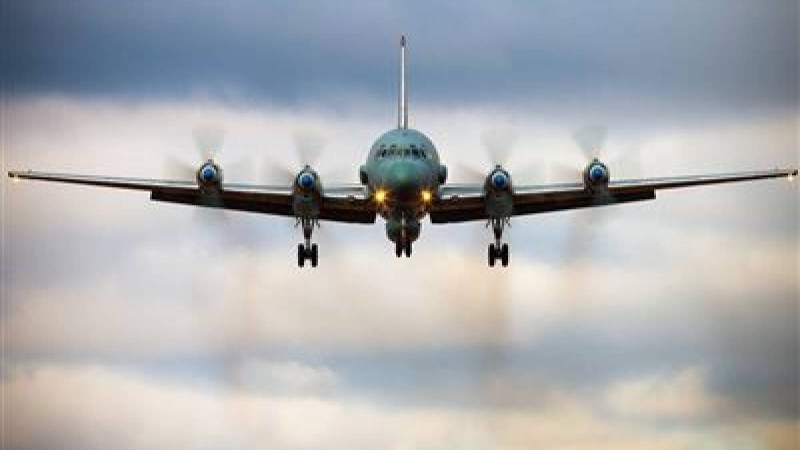 Ұшақ қозғалтқышының қаптамасы жолаушылардың көз алдында шашылып қалды