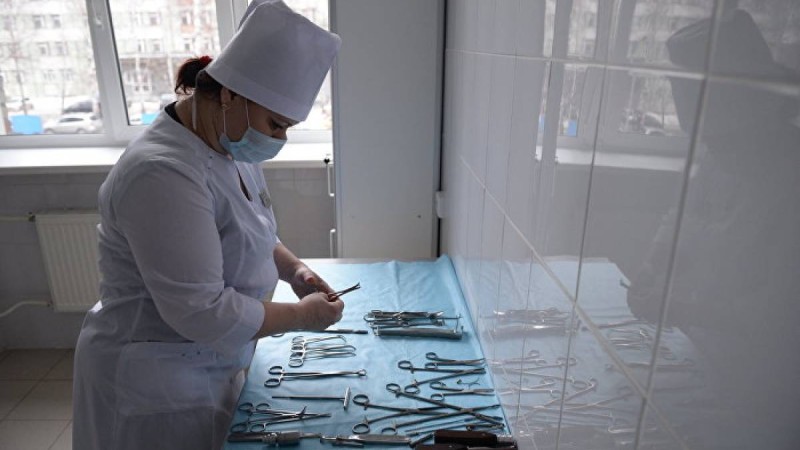 "Маған десең, өле қал". Дәрігер науқастың картасын еденге лақтырды – видео