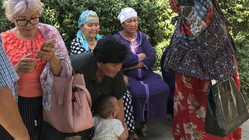 Билік уәде еткен 100 мың теңгені алмаған арыстықтар әкімдікке келді