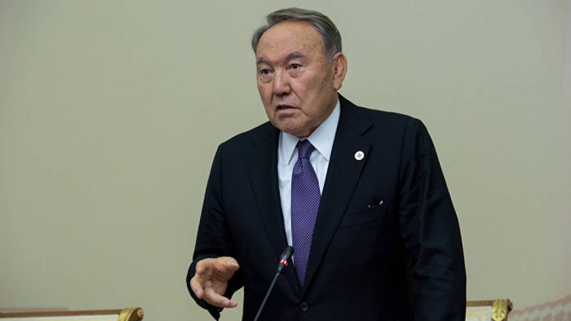 Назарбаев жөтеліп отырған екі әйелге өз қолымен дәрі апарып берді – видео  