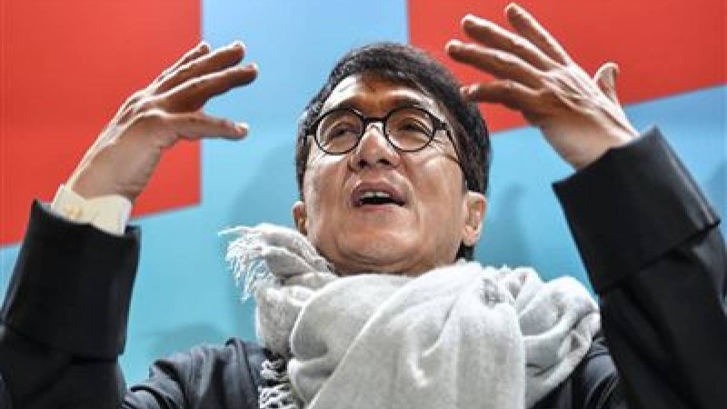 Джеки Чан арақ көп ішіп, жезөкшелерге барғанын жасырмады