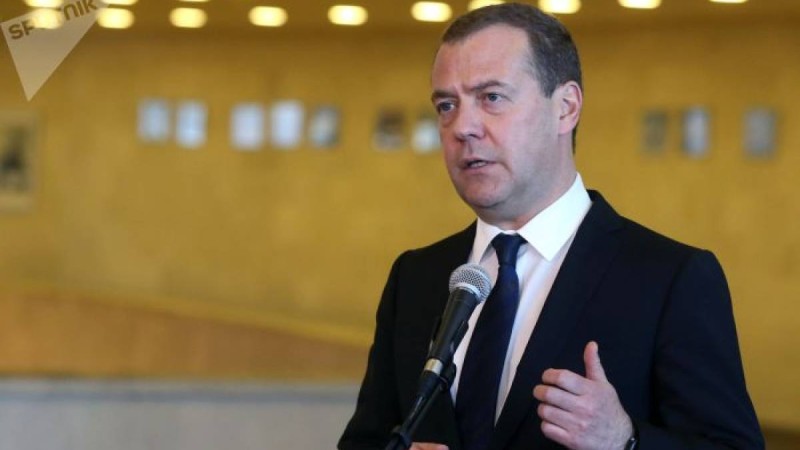 Медведев Түрікменстан президенті сыйлаған алабайды көрсетті