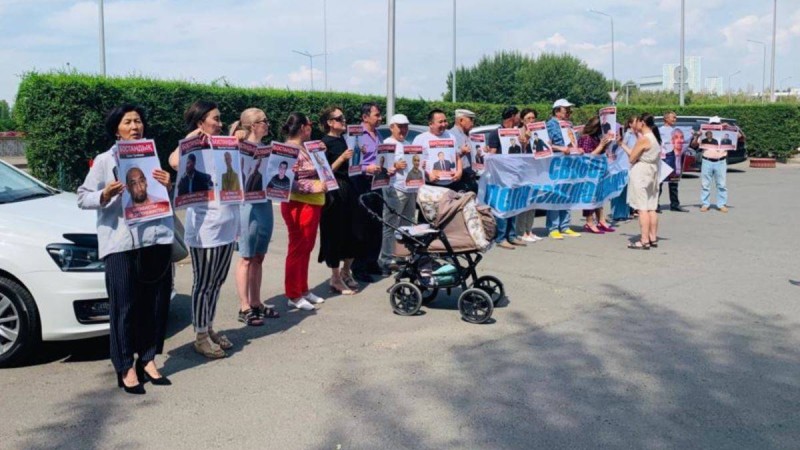 Белсенділер саяси тұтқындарды қолдап, Еуропа елдері елшілігінің алдында акция өткізді