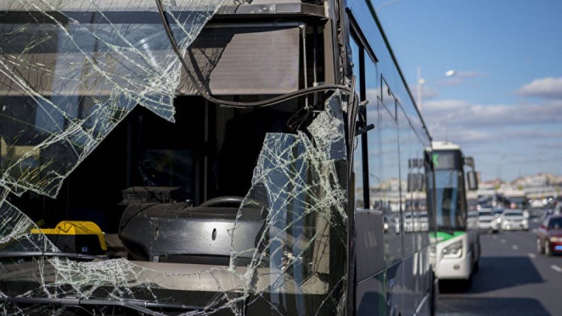 Қазақстандық туристер мінген автобус Ыстықкөлде жыраға түсіп кетті – фото