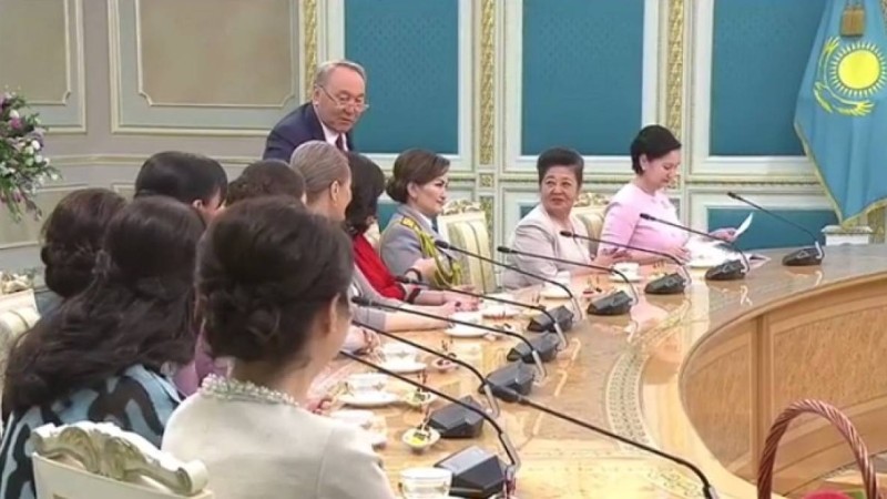 Елбасы кездесуде орнынан тұрып, жөтеліп ауырған екі әйелгі өз қолымен дәрі апарып берді (видео)
            17:40, 07 Наурыз, 2019
        
        Назарбаев әйелдер қауымыменкездесіп, мерекемен құттықтады