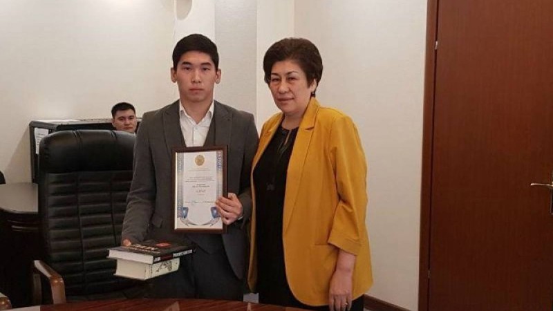 «Заманымыздың нағыз батыры»: Білім министрі өртке оранған пәтерден үш баланы алып шыққан студентті марапаттады
                                Ол адамдардың шулап жатқанын естіп, өртеніп жатқан үйге қарай асыққан