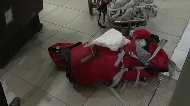 Әуежайда бір сөмке наша тасымақ болған қылмыскерлер құрықталды