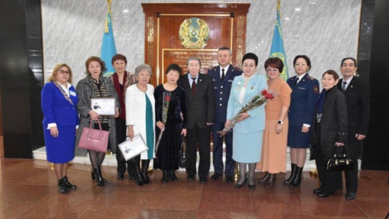 Алматы облысының полицейлері аналар мен аруларға "ерекше" құттықтау жасады